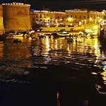A Апартаменты *